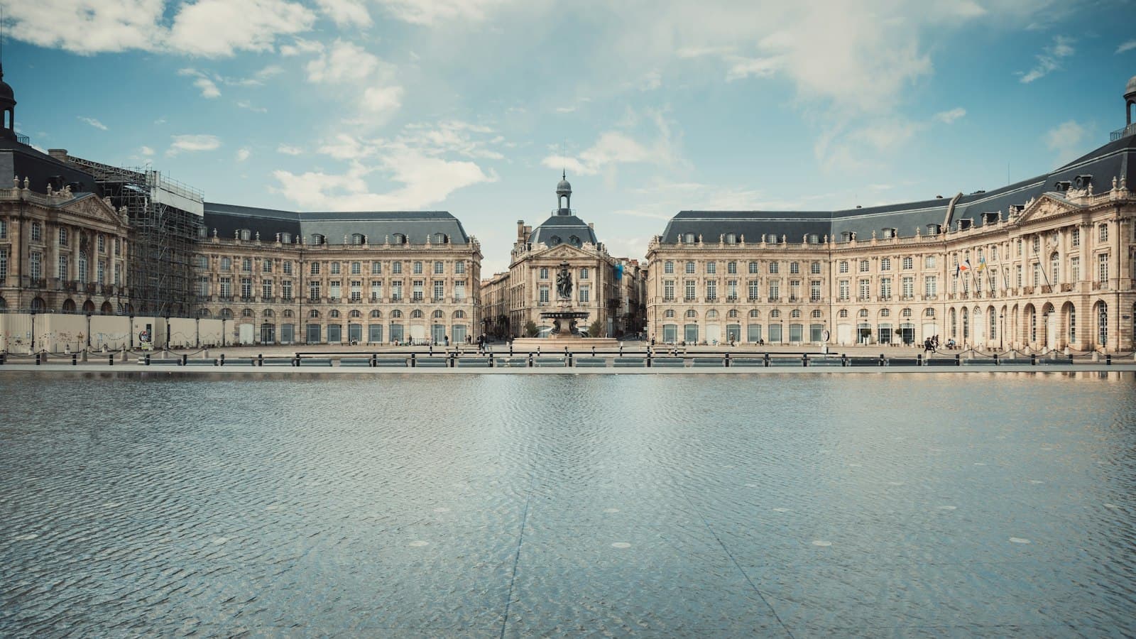 Place de la Bourse à Bordeaux se reflétant dans le miroir d'eau